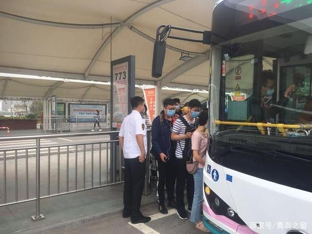 火车北站,青岛长途汽车站客流增加明显,为此青岛交运温馨巴士科学安排